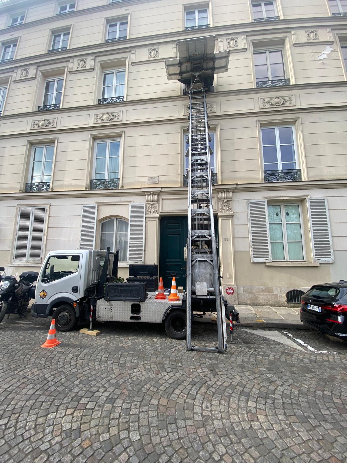 Intervention monte-meuble sur façade haussmannienne