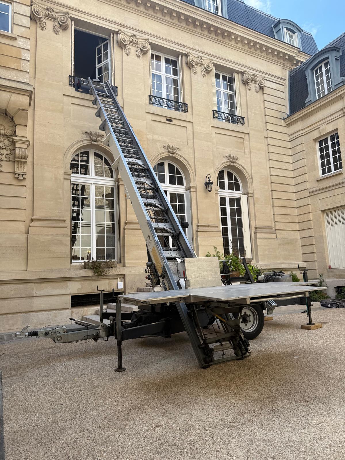 Monte-meuble installé dans une cour d'hôtel particulier