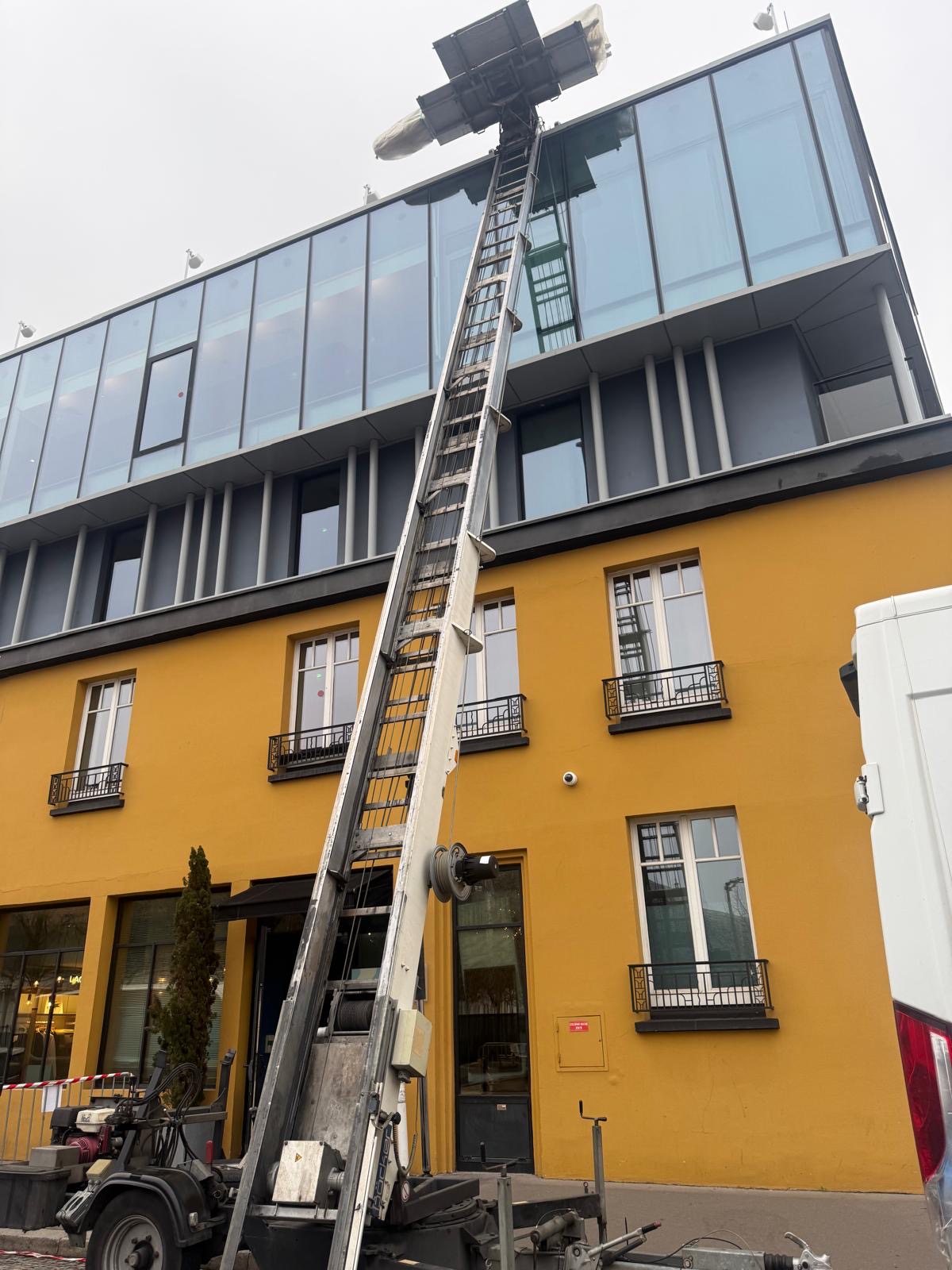 Monte-meuble sur immeuble moderne en Île-de-France